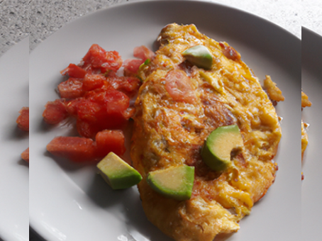 Omelete de Tomate e Abacate – Um Sabor Refrescante Para Começar o Dia